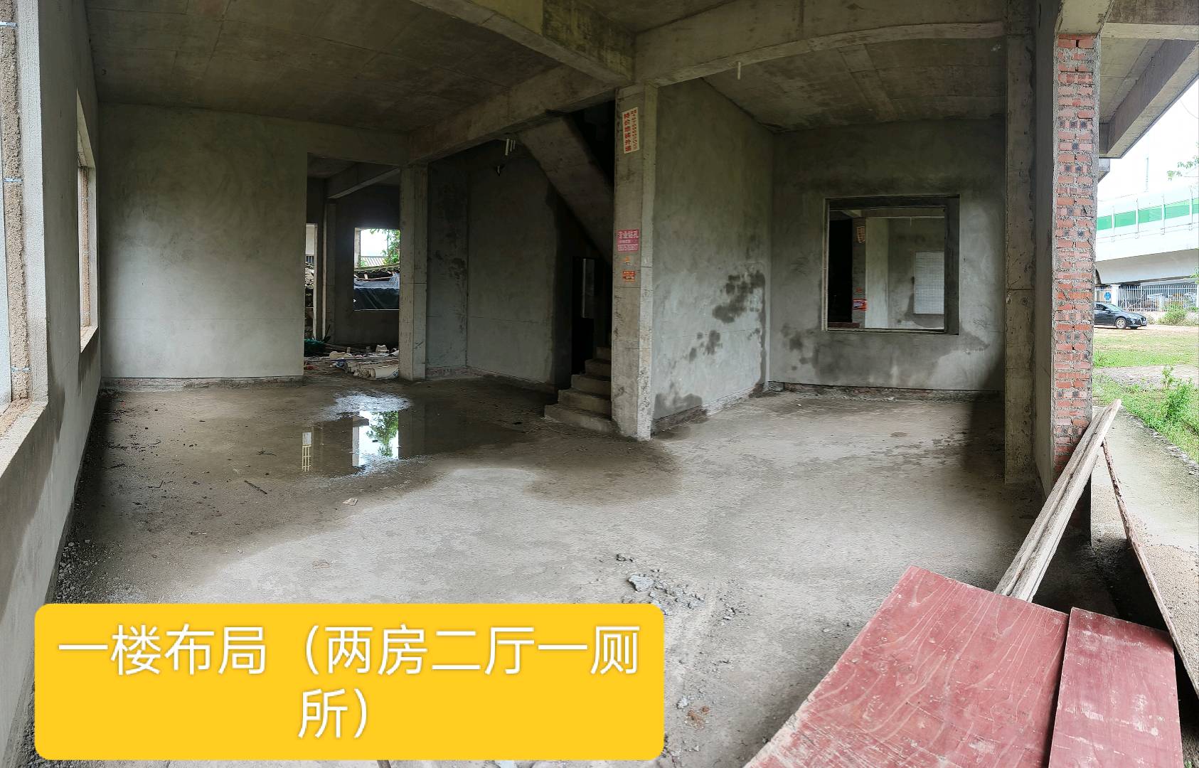 长同路与快速路交界处。 随时看房·