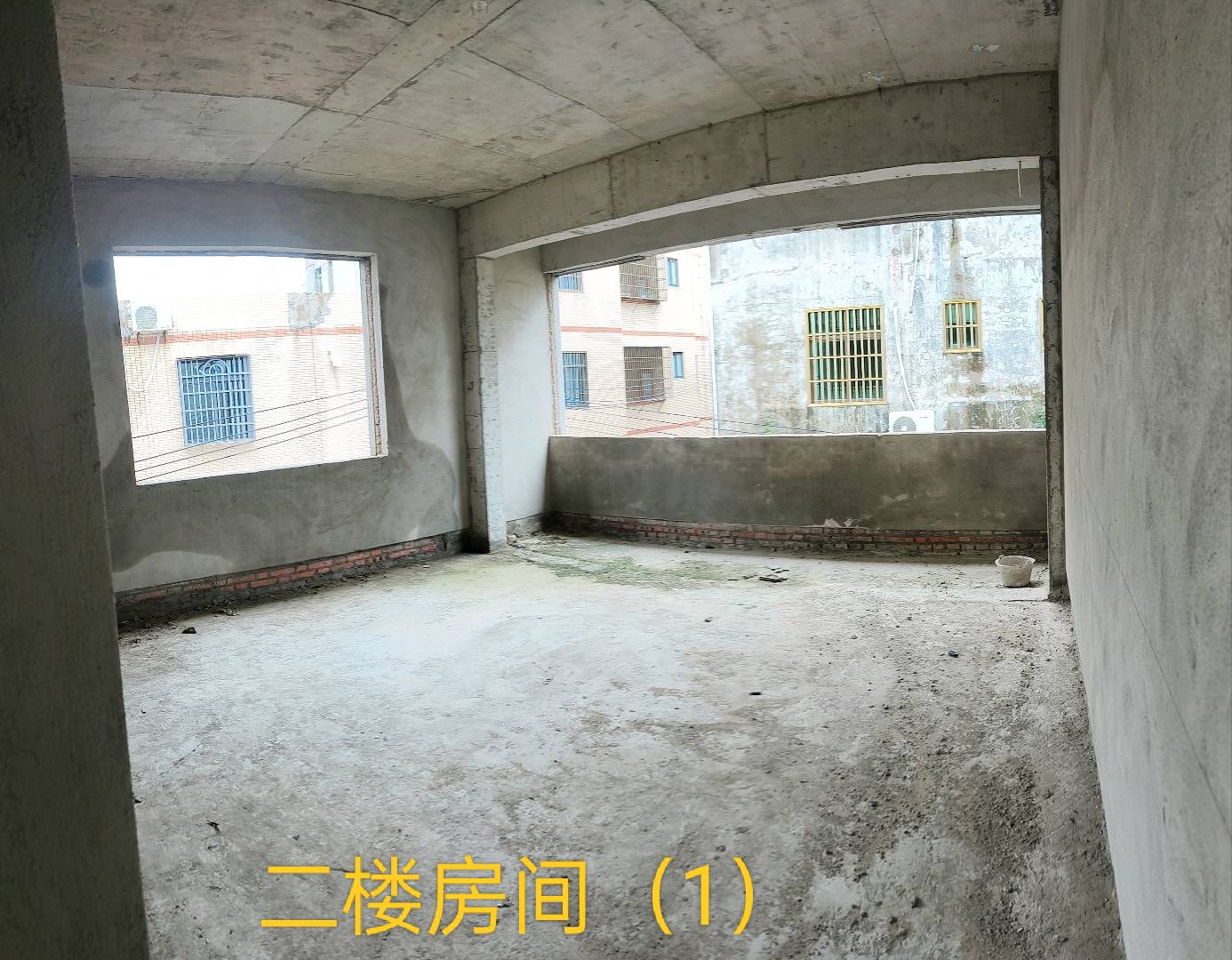 长同路与快速路交界处。 随时看房·