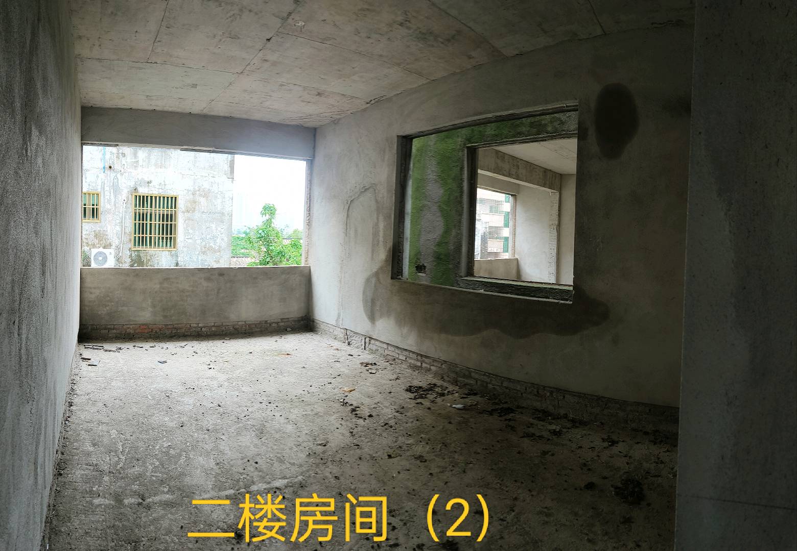 长同路与快速路交界处。 随时看房·