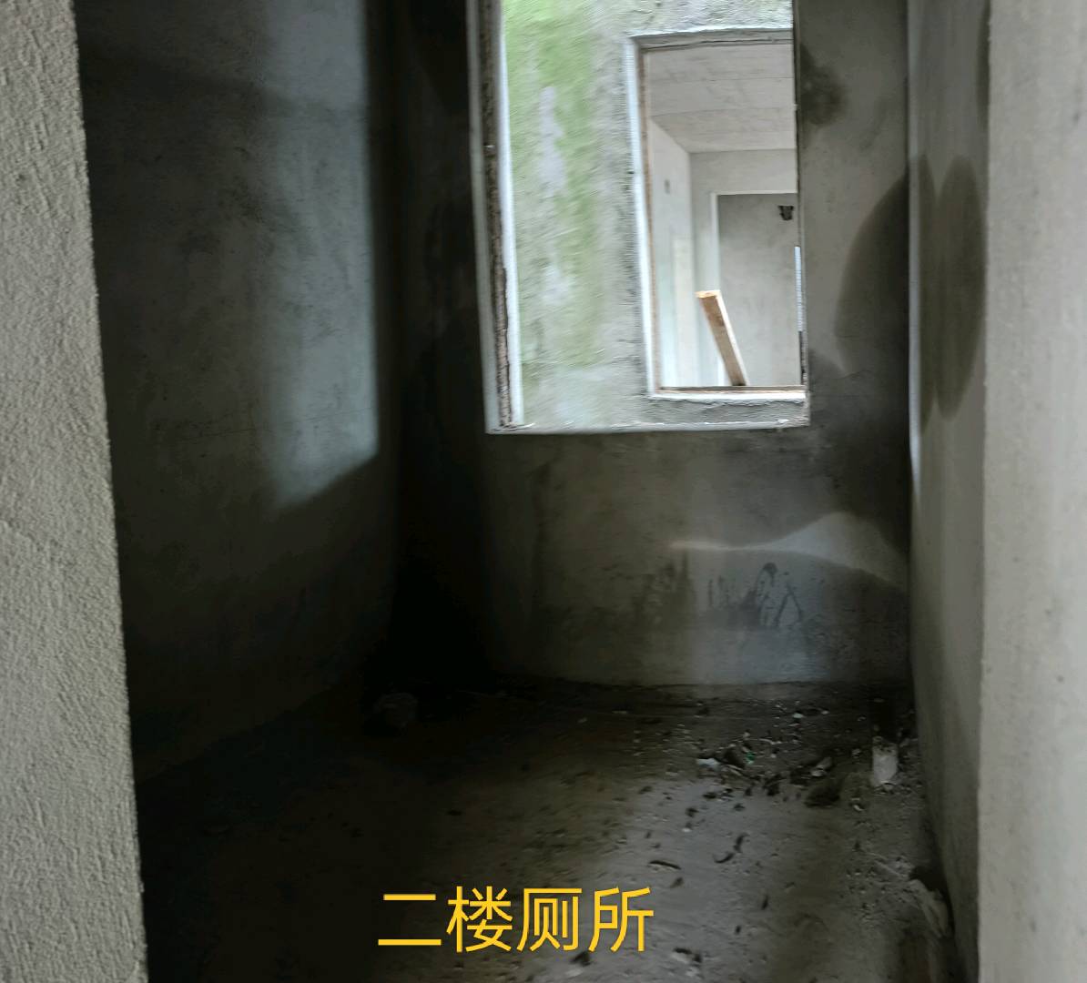 长同路与快速路交界处。 随时看房·