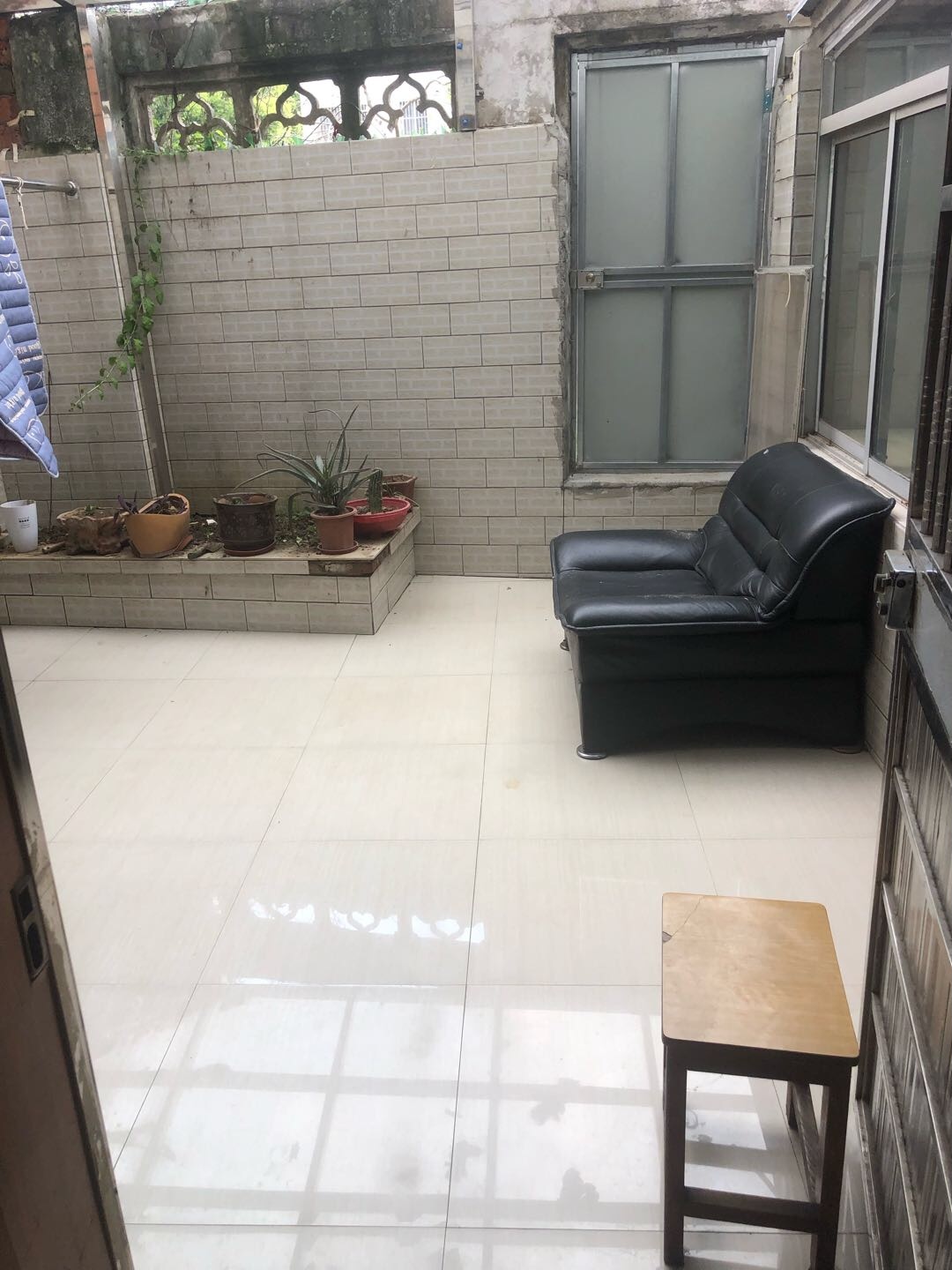 湾里新村 随时看房·