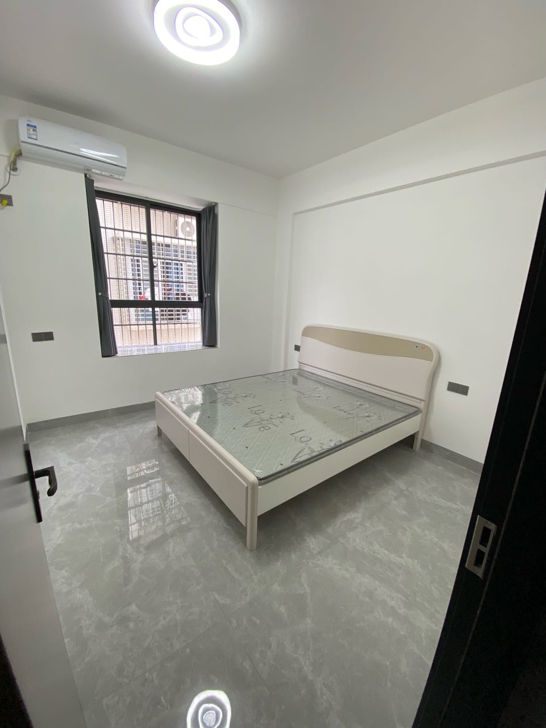 盛世华庭小区门口对面自建房 随时看房·