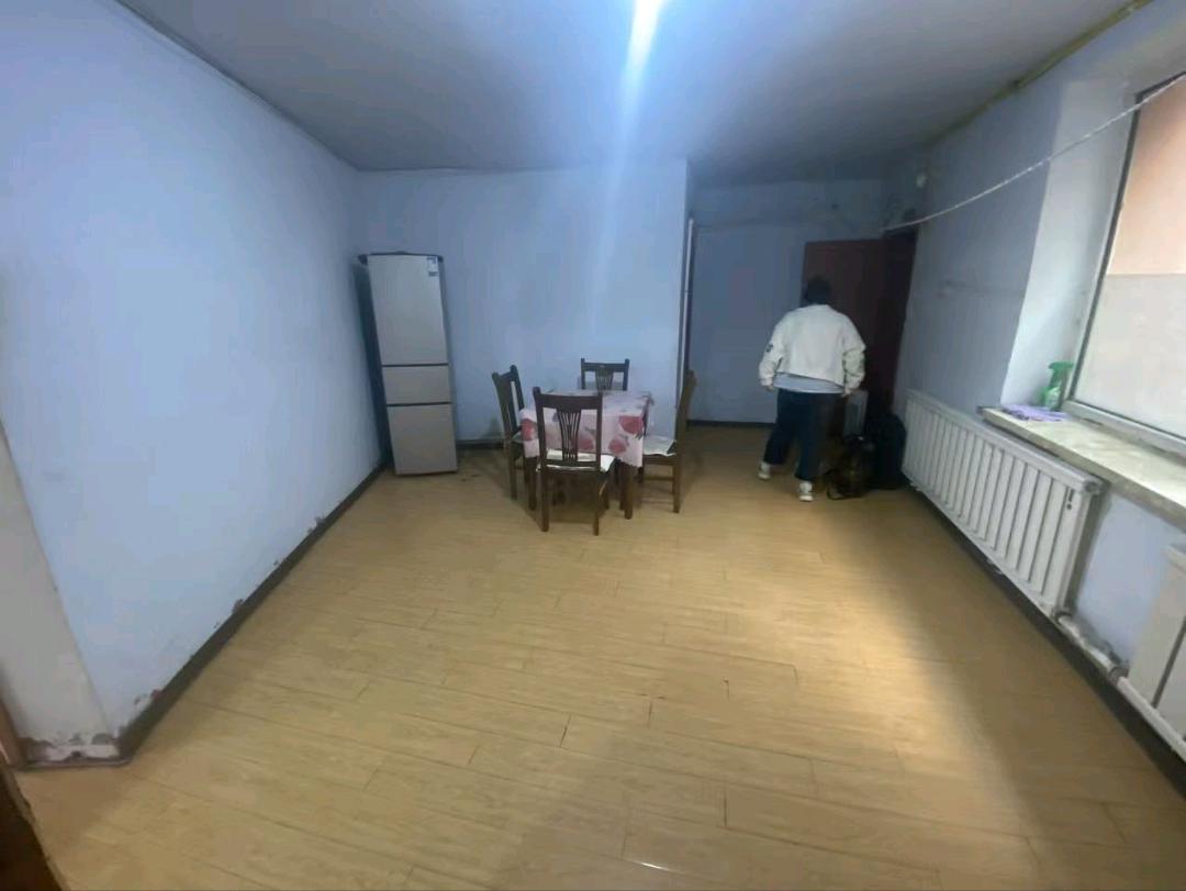 锯齿楼 2居室 1700元/月