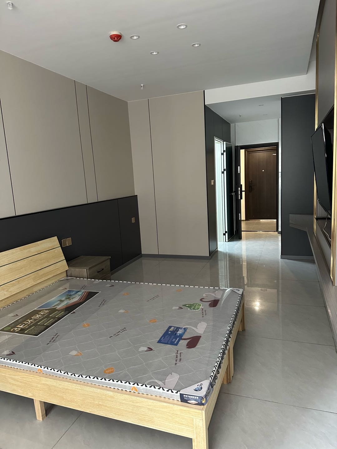 蓝天世贸E坐 1居室 900元/月