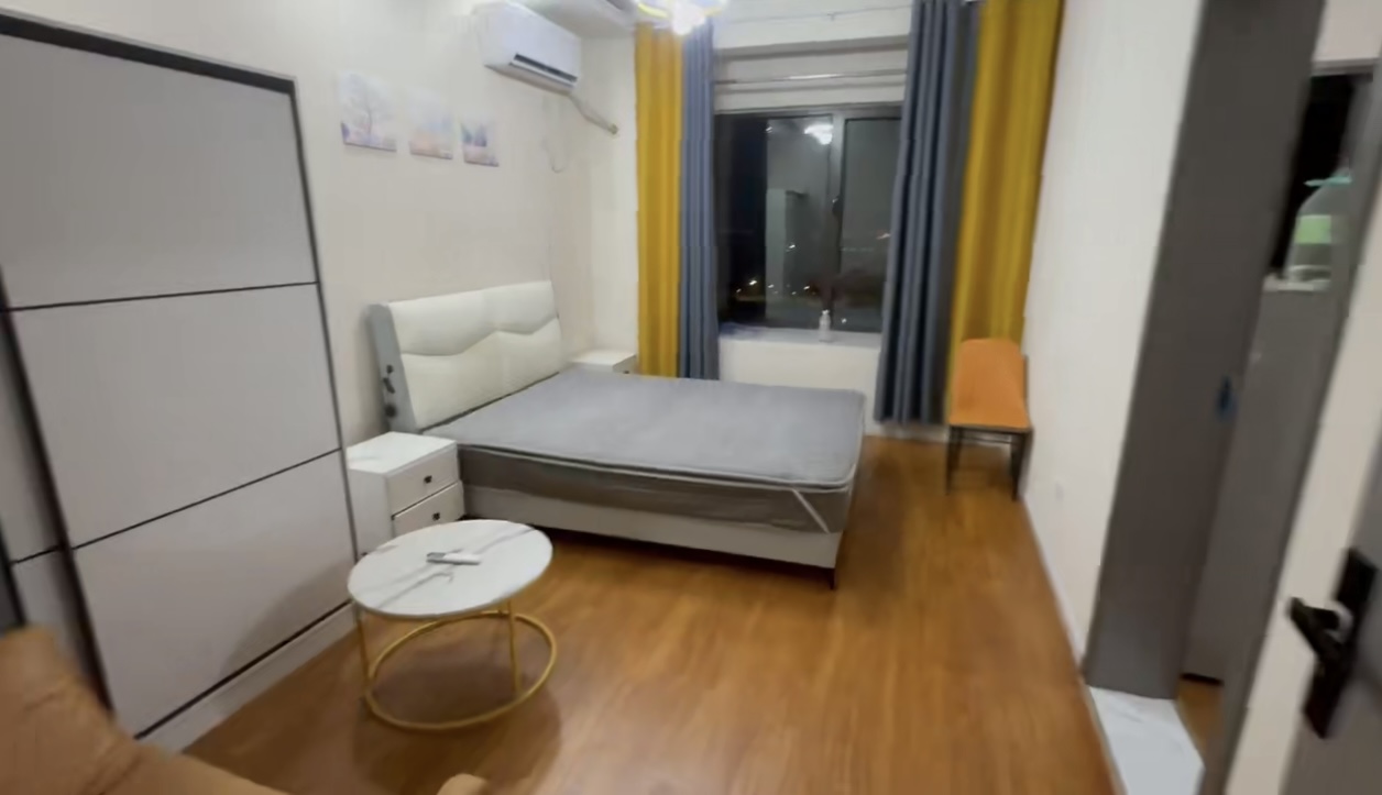 悦丽花园 4居室 1450元/月