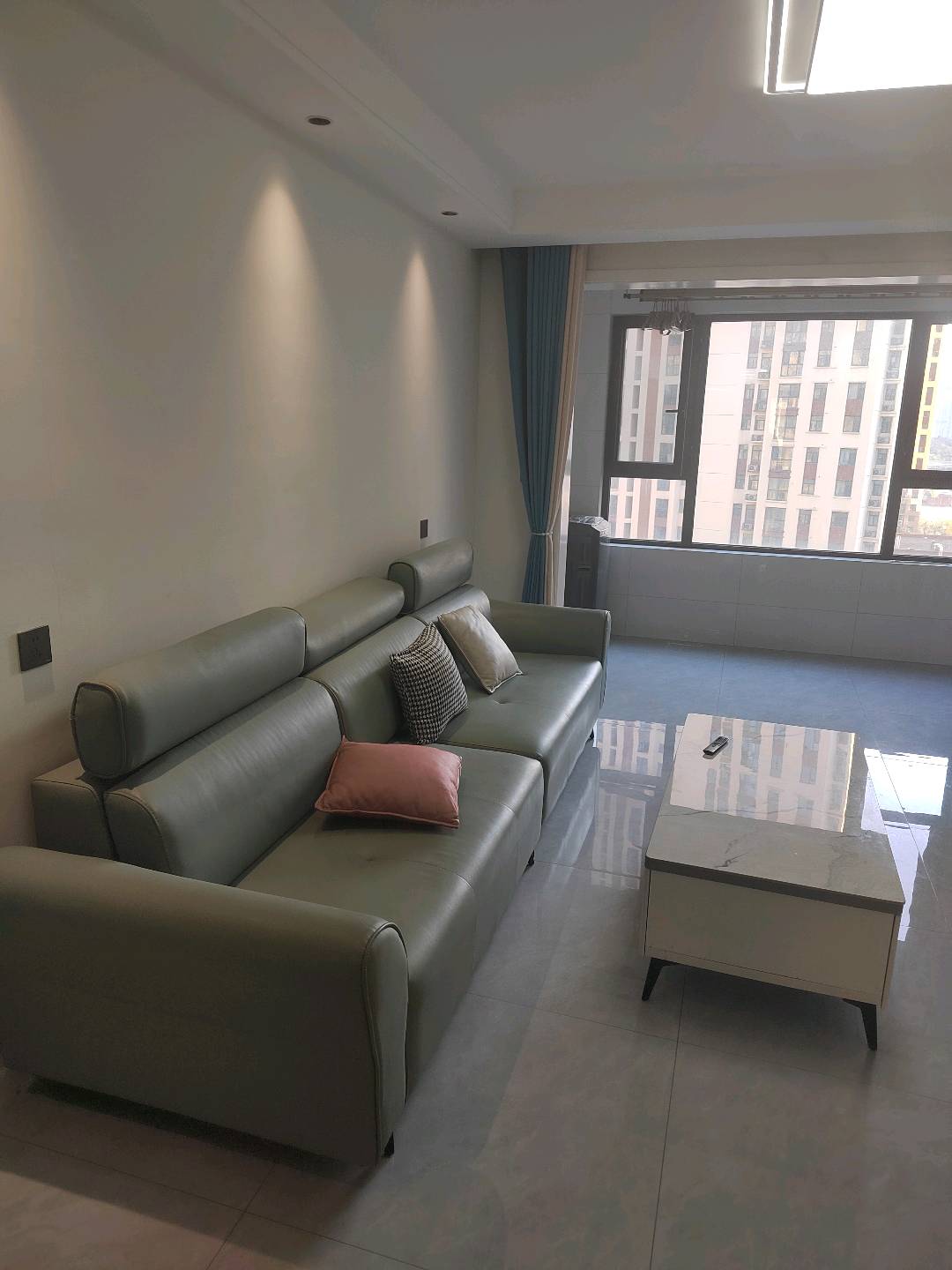 绿都澜湾新苑 3居室 2400元/月