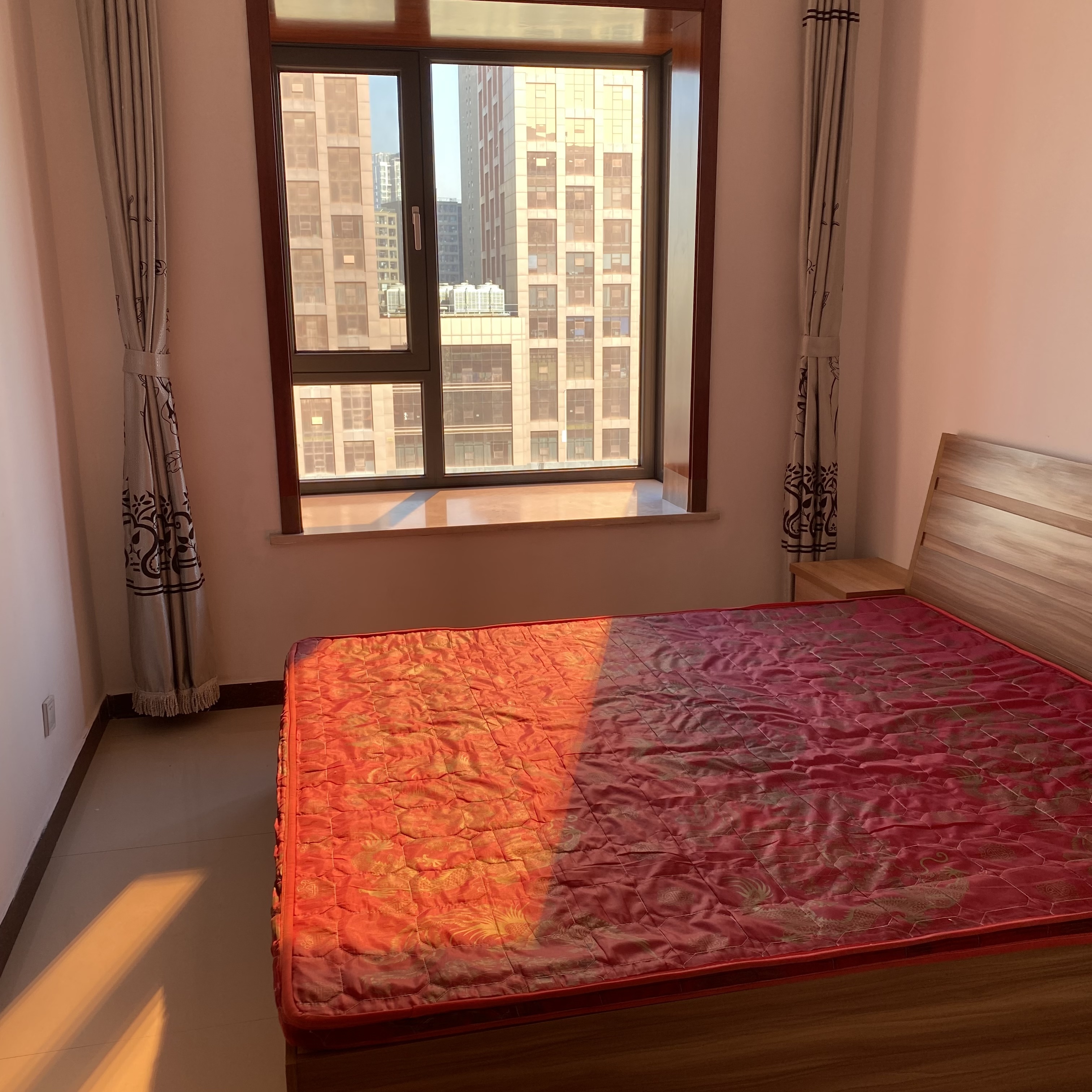 千峰南路小王村回迁楼小区 3居室 1800元/月