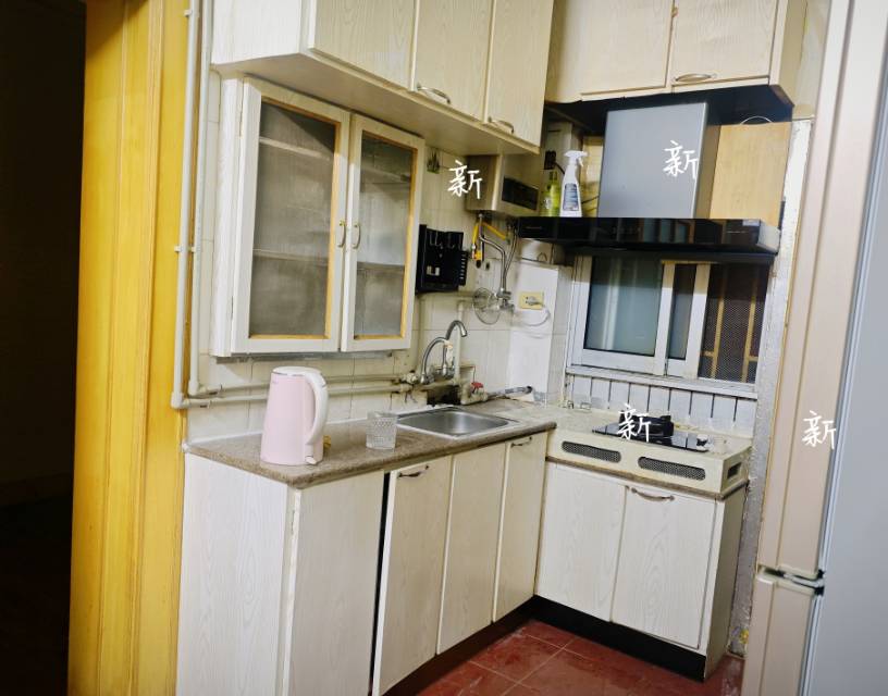 建宁路121号唯美理发店楼上）