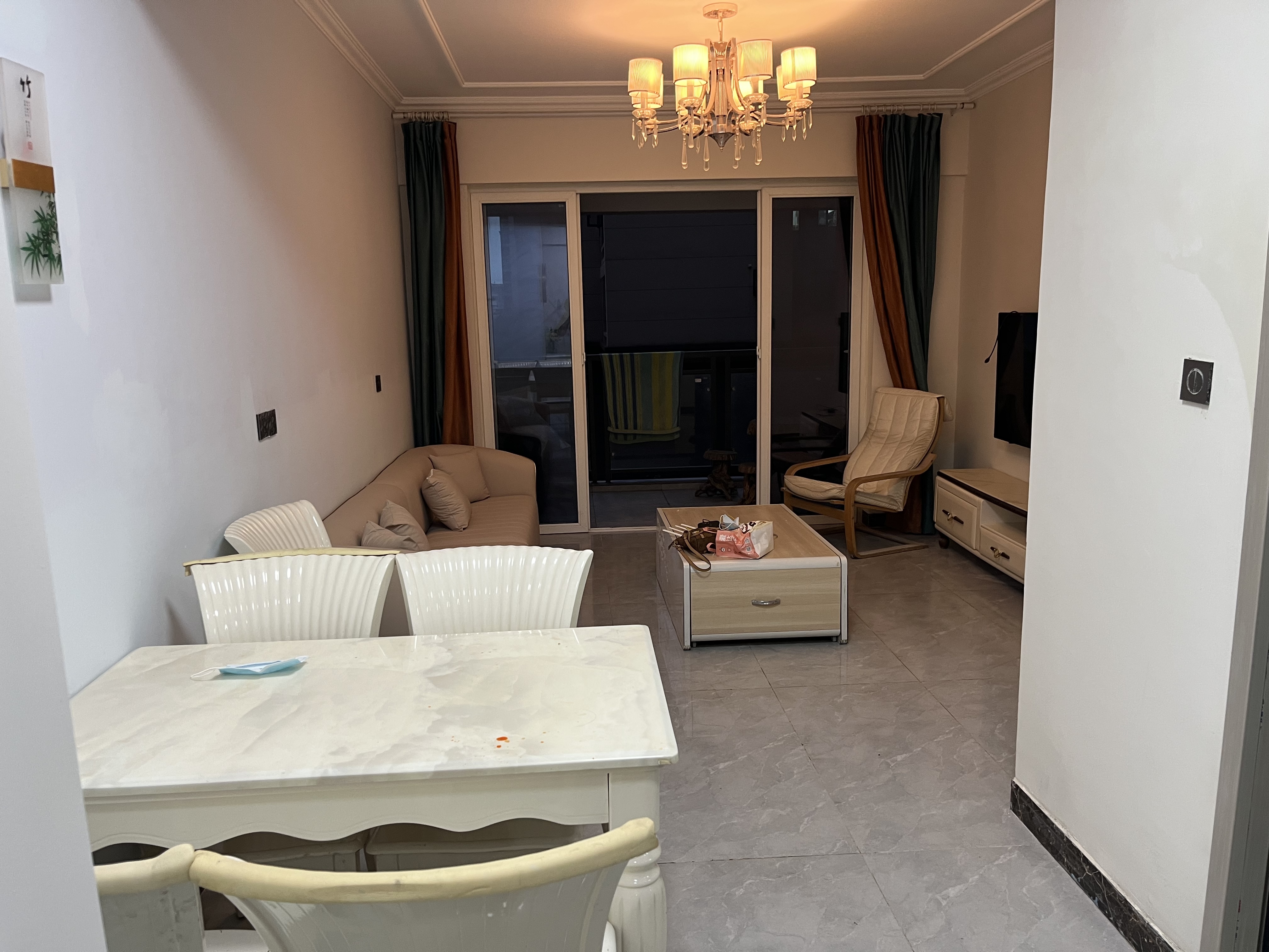 悦澜庭 4居室 1400元/月