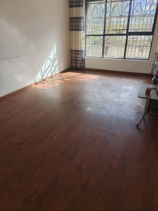 堆龙市地公园 4居室 2350元/月