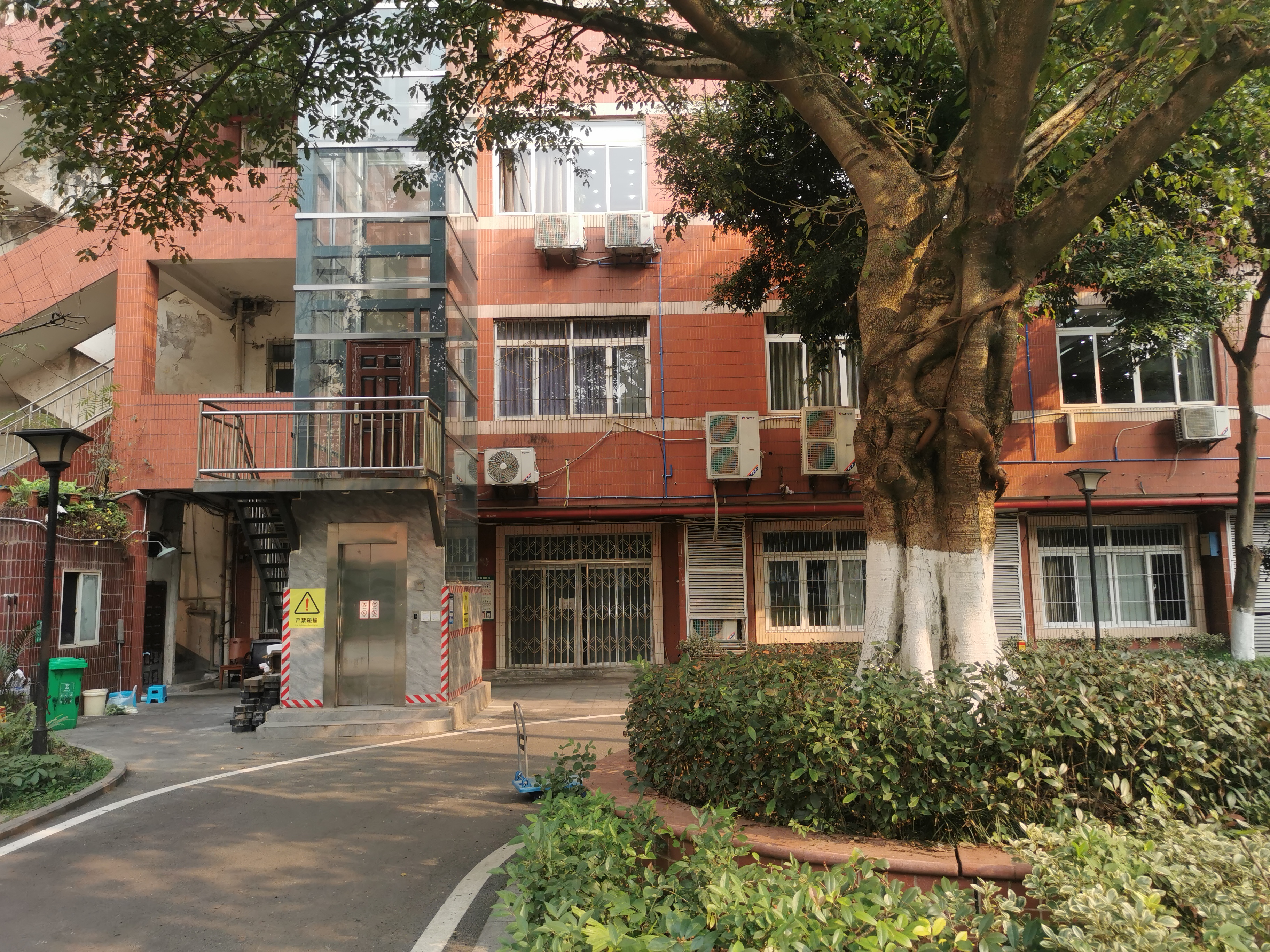 龙平街10号（民政局宿舍小区） 随时看房·