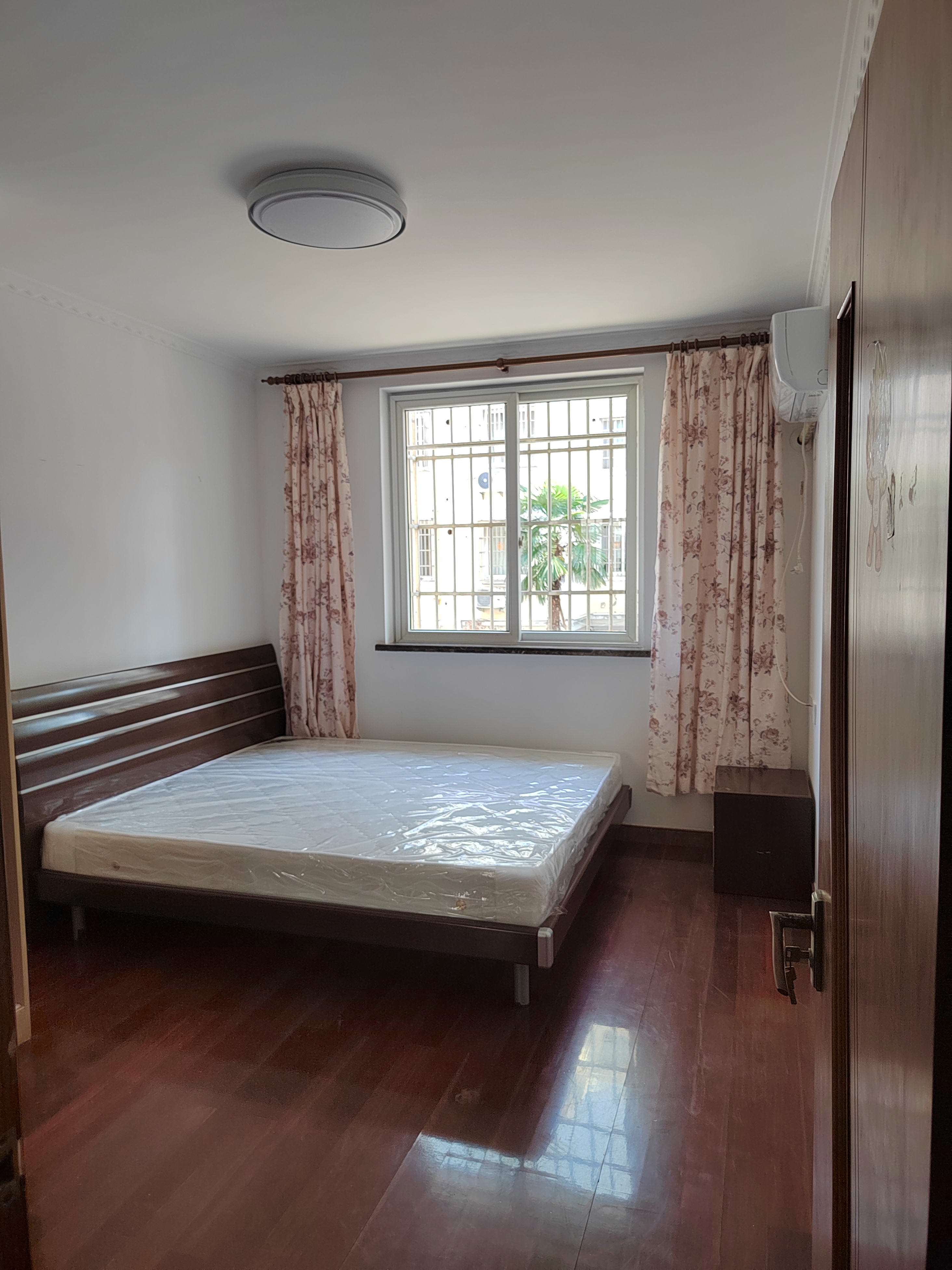 莲花新村六区 4居室 1800元/月