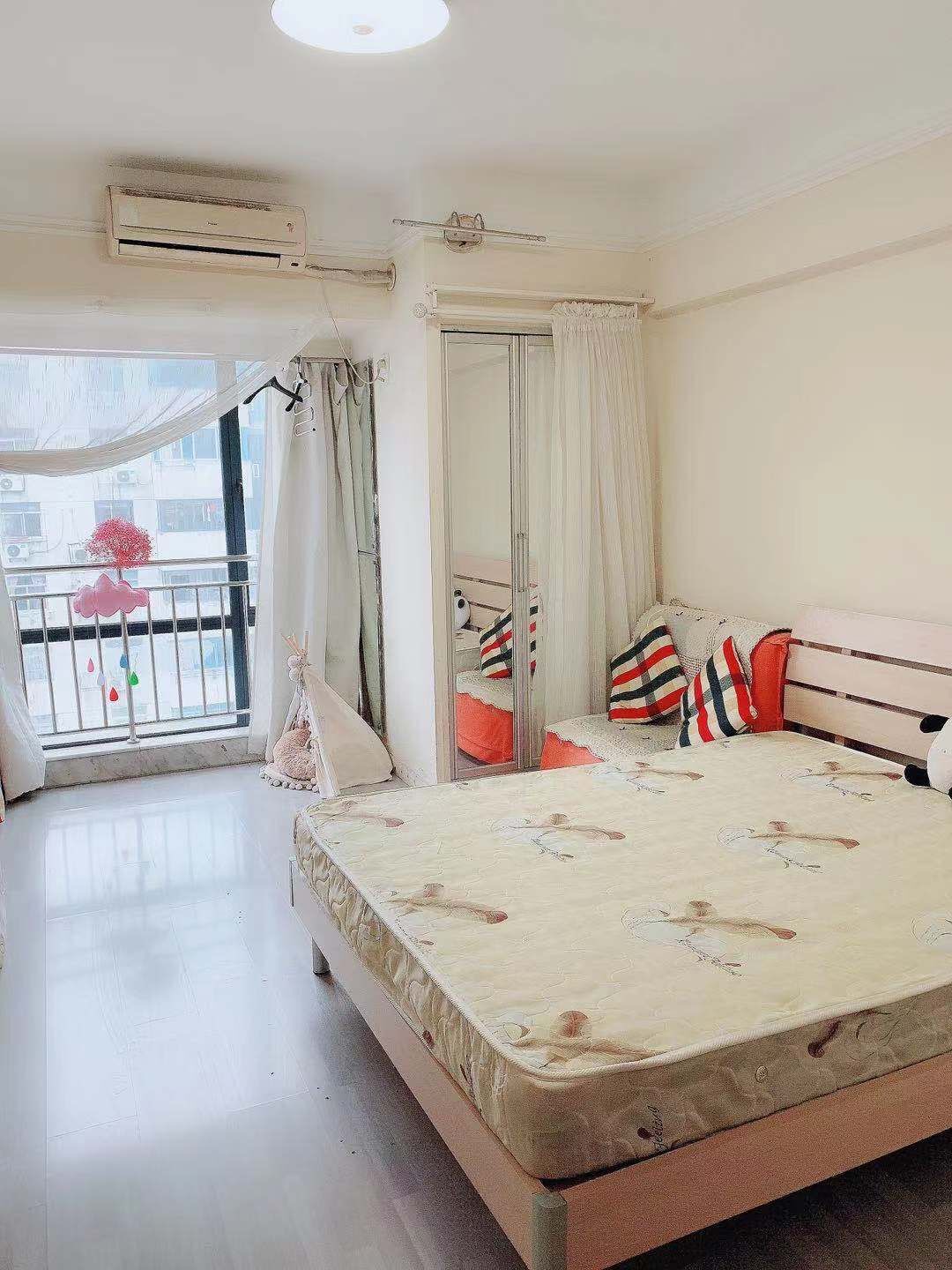 亚东名座 中山南路368号(张府园地铁站口．市一中对面) 1居室 2750元/月