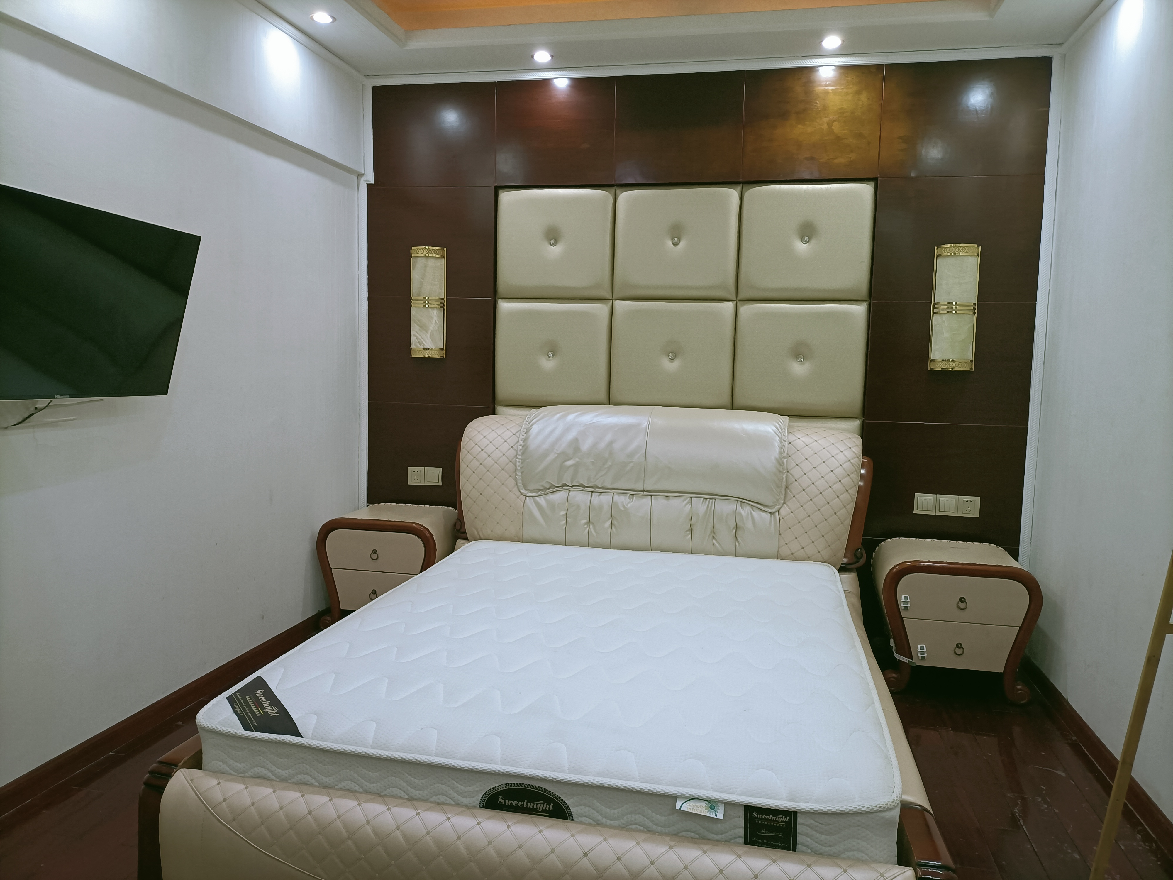 西乡凤凰阁 1居室 2600元/月