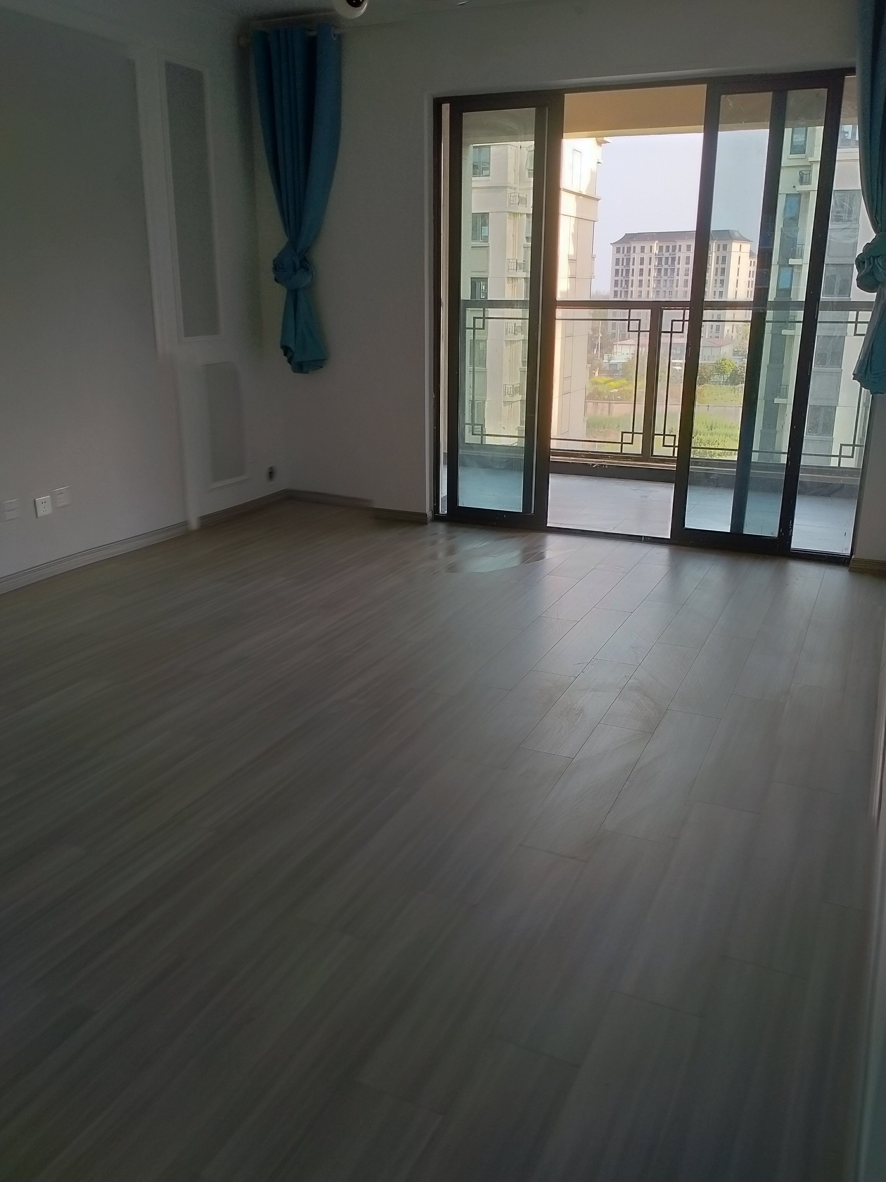华地黄麓公管 3居室 1400元/月