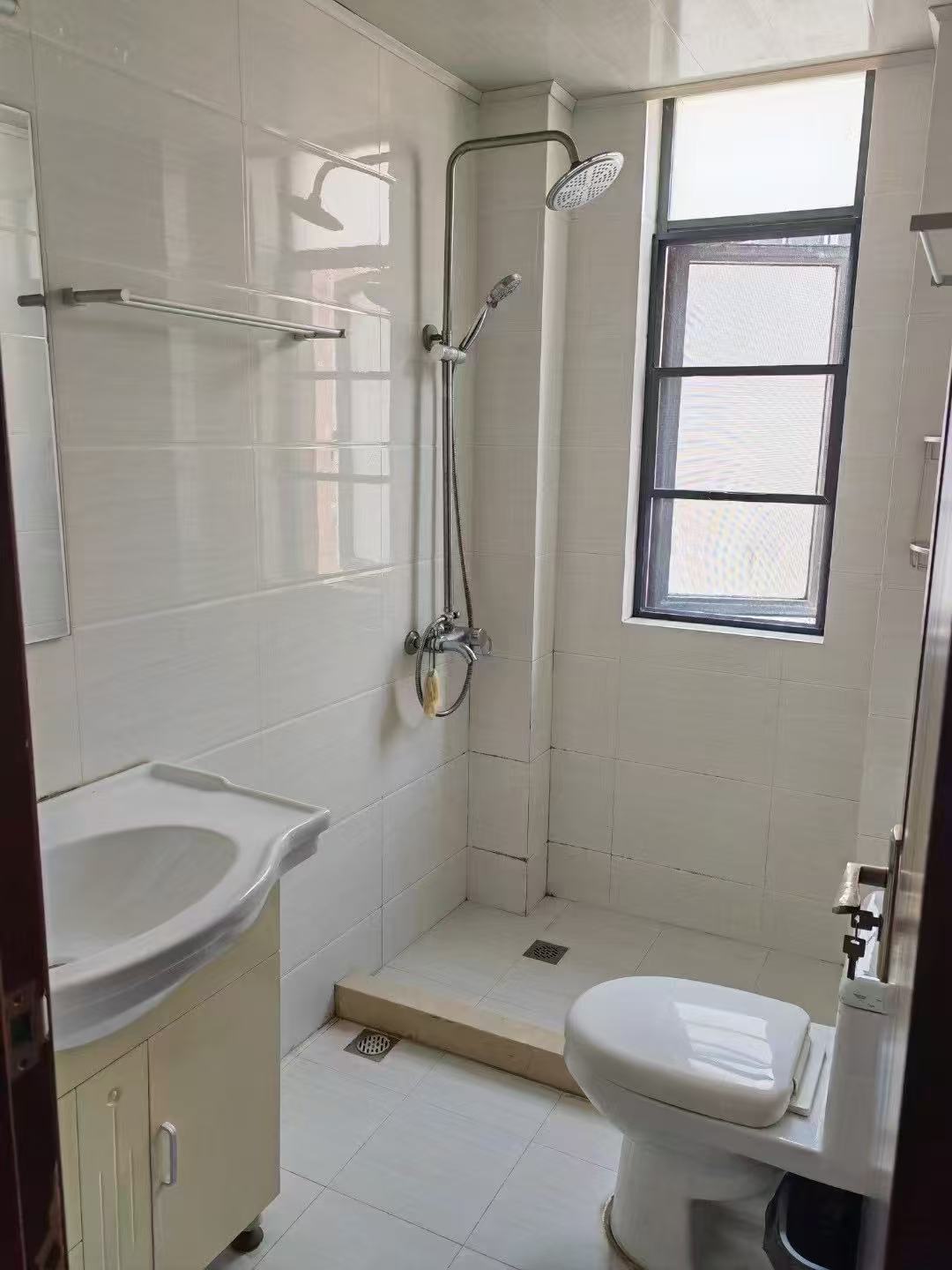 绿梅三村 随时看房·