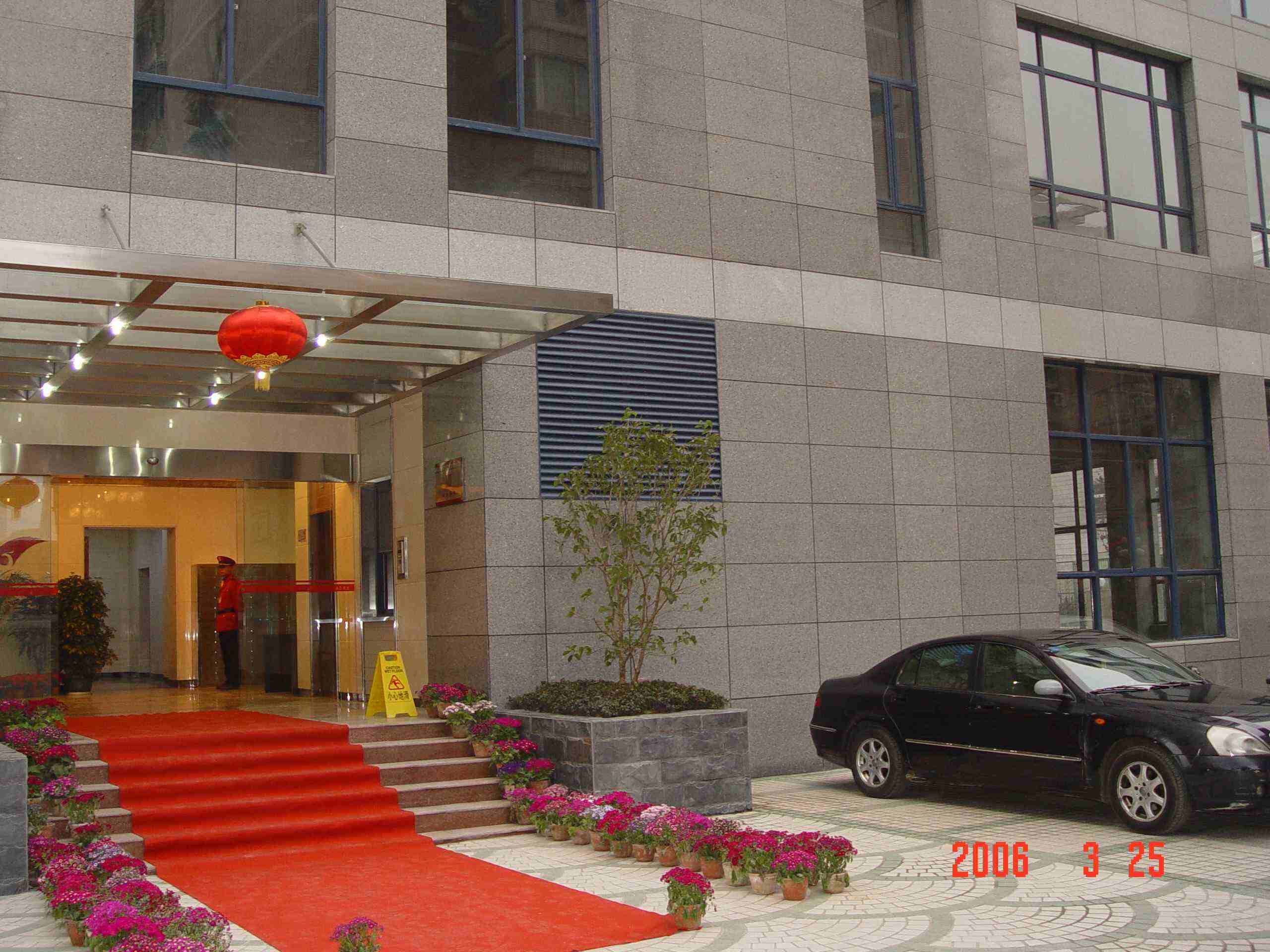 亚东名座 中山南路368号(张府园地铁站口．市一中对面) 随时看房·