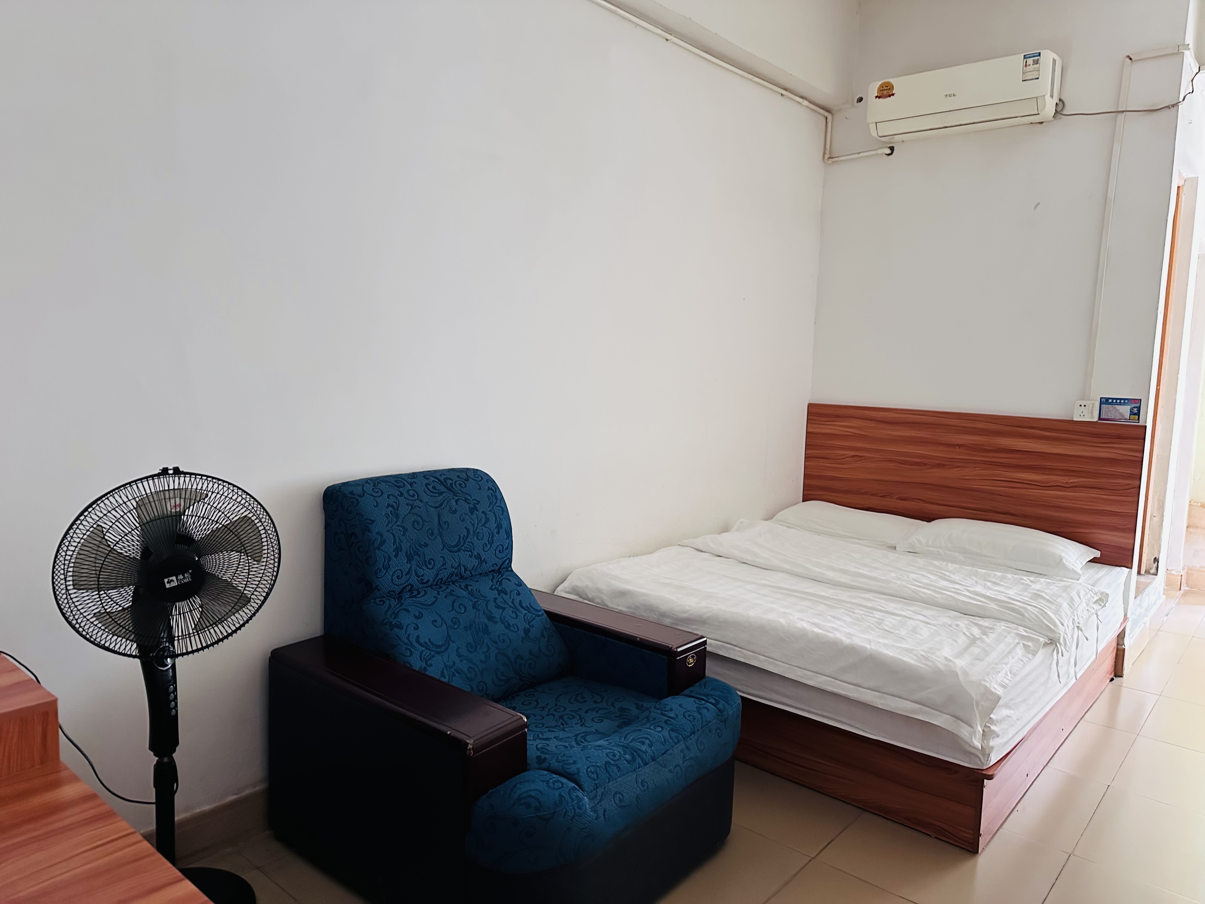 阳光公寓 1居室 300元/月